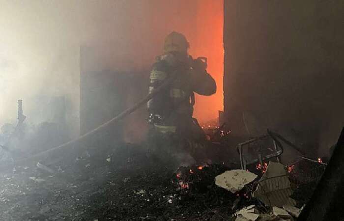 Fogo destruiu dois cômodos do apartamento e pode ter afetado estrutura do prédio/Foto: CBM