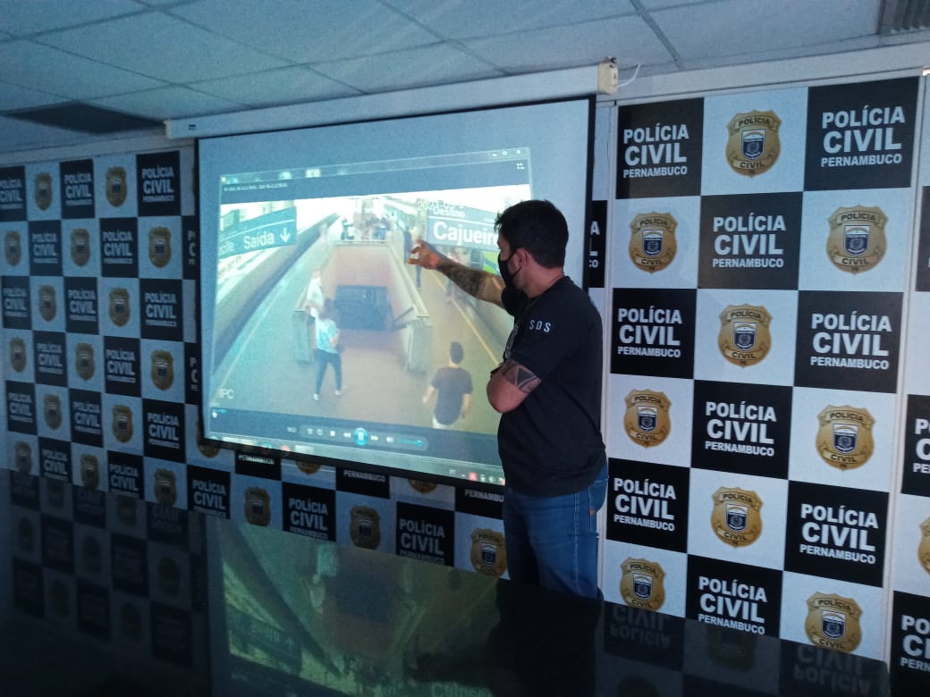 Delegado Bruno de Ugalde explicando como o suspeito foi preso/Foto: Divulgação/PCPE