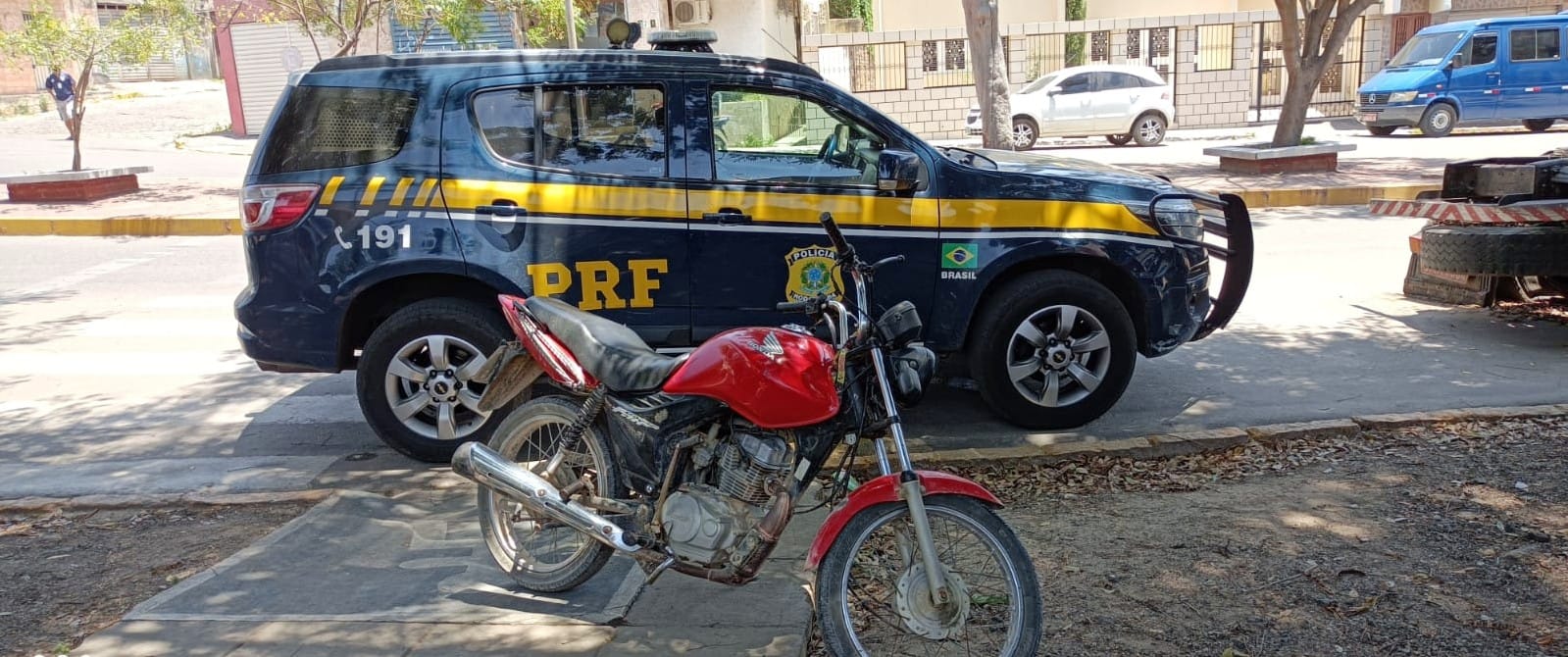 Condutor não portava documentos da moto e achava que veículo era de leilão./PRF/Divulgação Condutor não portava documentos da moto e achava que veículo era de leilão./PRF/Divulgação