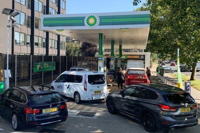 /Diante dos temores pela falta de gasolina, o ministro pediu aos motoristas que 'agissem como de costume' e afirmou que não precisam correr para fazer estoque. Foto: DANIEL LEAL-OLIVAS / AFP