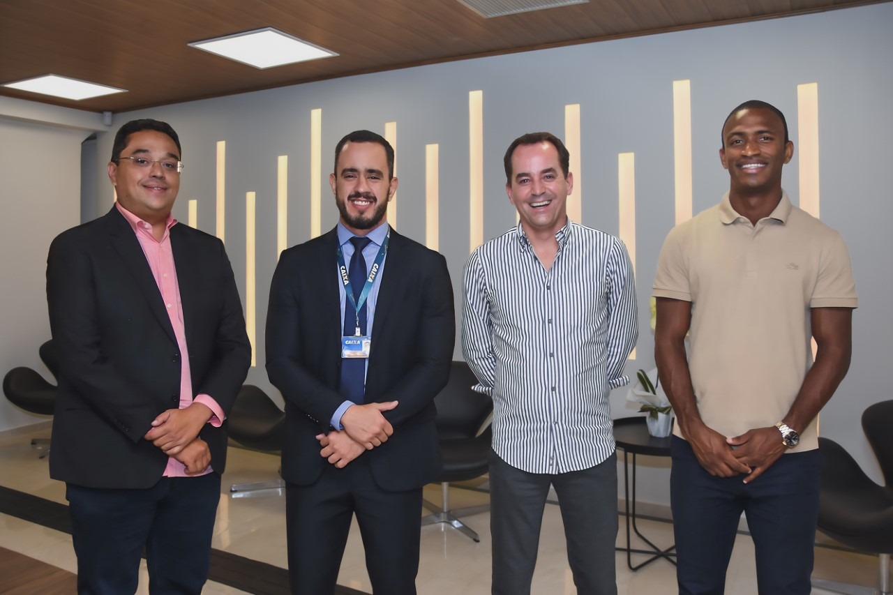 O CEO da Nogueira Corretores, Armando Nogueira, o superintendente executivo de Habitação da Caixa Singular, Marcelo Maia, e os empresários da Due Árbore Vinícius Silveira e Adailton Santos/Foto: Alysso / Divulgação O CEO da Nogueira Corretores, Armando Nogueira, o superintendente executivo de Habitação da Caixa Singular, Marcelo Maia, e os empresários da Due Árbore Vinícius Silveira e Adailton Santos/Foto: Alysso / Divulgação