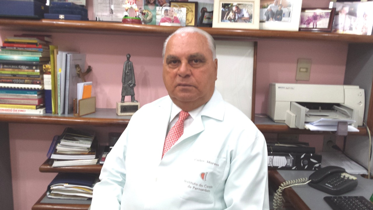 O cirurgião cardíaco Carlos Moraes, que realizou há 30 anos, o primeiro transplante de coração em Pernambuco.