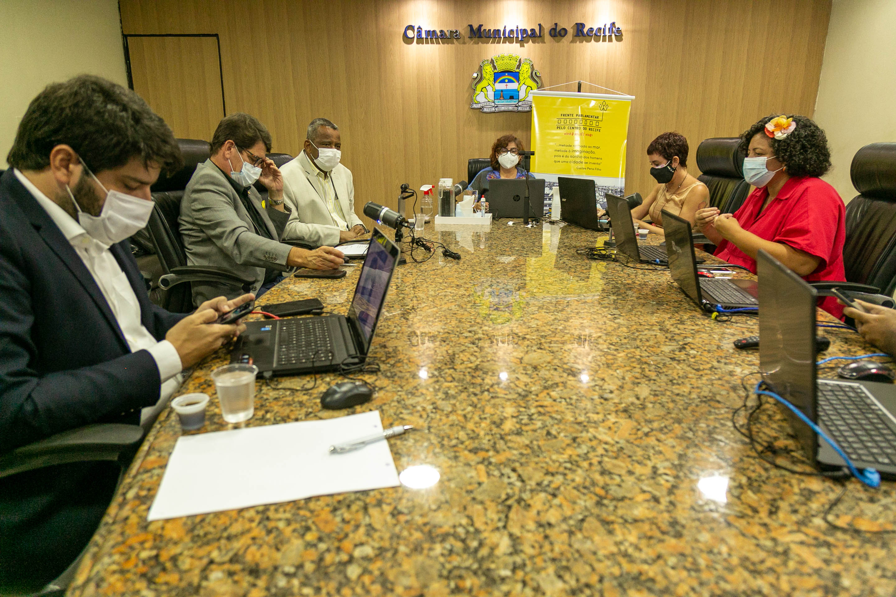 Moradia é o tema da segunda reunião pública que a Frente Parlamentar pelo Centro do Recife promove na tarde desta segunda-feira (27), desde que foi instalada, no dia 23 de agosto passado. Imagem da reunião passada./Roberto Jaffier/Divulgação