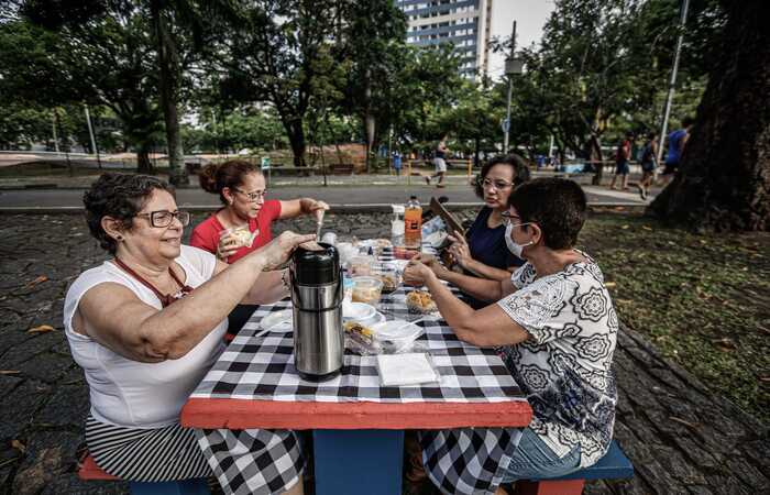 Marta Rodrigues, de 61 anos, comemorando com as amigas ao ar livre/Foto: Paulo Paiva (@paulopaivafoto)/DP Foto Marta Rodrigues, de 61 anos, comemorando com as amigas ao ar livre/Foto: Paulo Paiva (@paulopaivafoto)/DP Foto