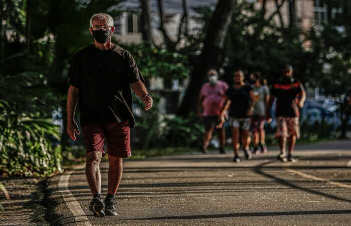 Alcindo Azevedo, de 66 anos, praticando exercício físico na Praça da Jaqueira, Zona Norte do Recife