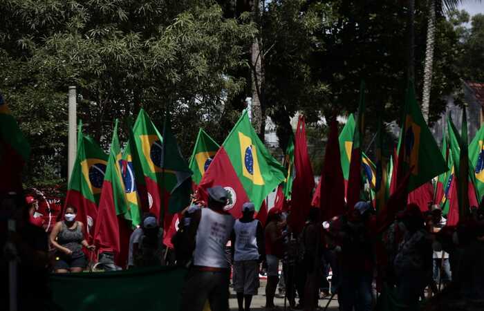 Manifestantes se concentraram na Praça do Derby, às 10h/Arnaldo Sete/DP Manifestantes se concentraram na Praça do Derby, às 10h/Arnaldo Sete/DP