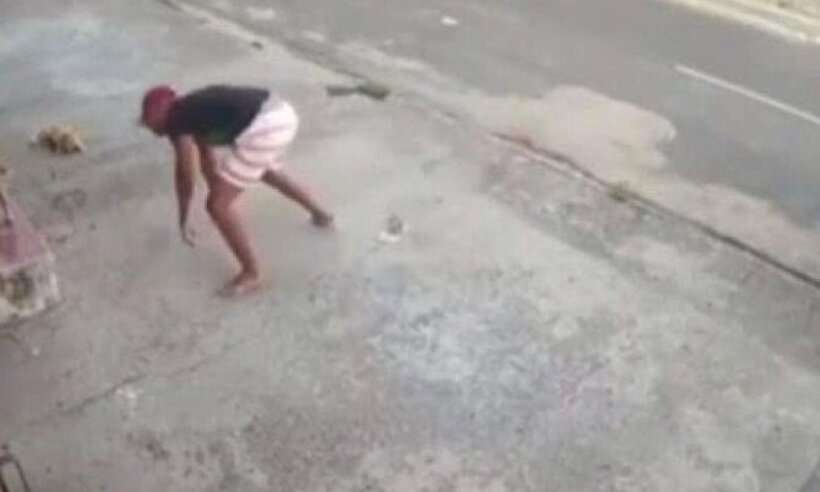 /Assaltante desce da moto, tropeça, perde o chinelo e ainda é mordido por um cachorro. Foto: Reprodução /Assaltante desce da moto, tropeça, perde o chinelo e ainda é mordido por um cachorro. Foto: Reprodução