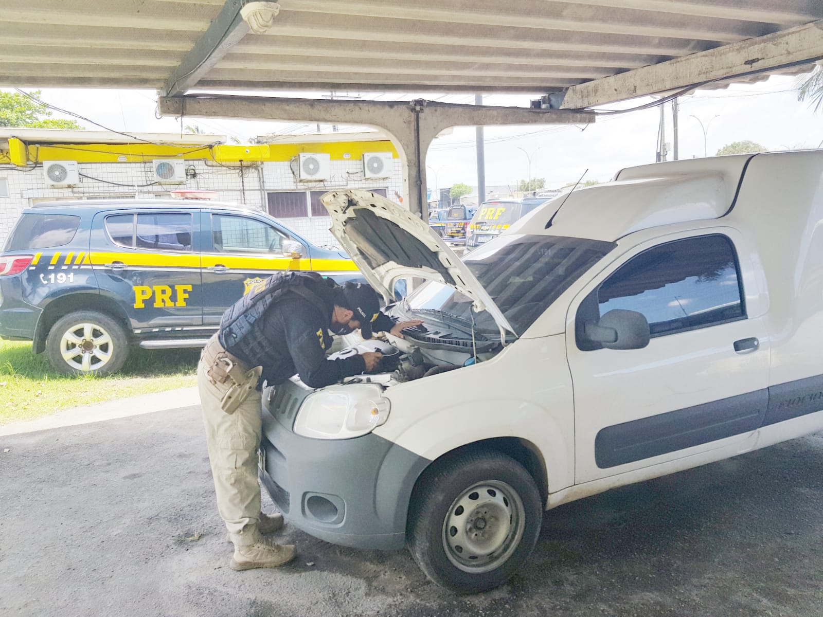 Criminoso abandonou veículo e correu para uma comunidade às margens da rodovia./PRF/Divulgação