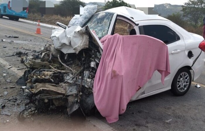 /Colisão entre dois carros na BR-232, em Pesqueira, deixa seis mortos e dois feridos. Foto: PRF/Divulgação