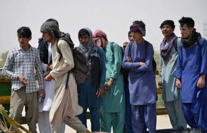 Desde que o Talibã assumiu o poder, o movimento de refugiados sem documentos cresceu consideravelmente/Foto: Javed Tanveer/AFP