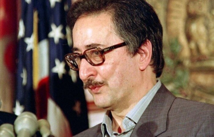 Banisadr, ex-colaborador do fundador da República Islâmica, o aiatolá Khomeini, foi eleito presidente em janeiro de 1980/Foto: Jerome Delay/AFP Banisadr, ex-colaborador do fundador da República Islâmica, o aiatolá Khomeini, foi eleito presidente em janeiro de 1980/Foto: Jerome Delay/AFP