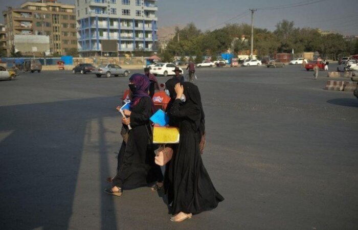 Desde seu retorno ao poder, o Talibã não atacou fisicamente mulheres que estudam ou trabalham em Kandahar, mas o medo continua na memória/Foto: Hoshang Hashimi/AFP Desde seu retorno ao poder, o Talibã não atacou fisicamente mulheres que estudam ou trabalham em Kandahar, mas o medo continua na memória/Foto: Hoshang Hashimi/AFP
