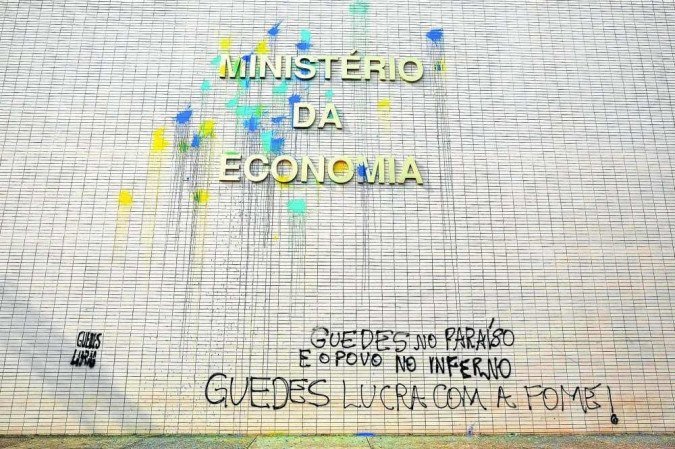/Dólar acima dos R$ 5, inflação de dois dígitos nos últimos 12 meses e desemprego alto minam o prestígio do ministro da Economia, que terá que ir ao Congresso para explicar as offshores mantidas em paraíso fiscal. Foto: Sergio Lima/AFP /Dólar acima dos R$ 5, inflação de dois dígitos nos últimos 12 meses e desemprego alto minam o prestígio do ministro da Economia, que terá que ir ao Congresso para explicar as offshores mantidas em paraíso fiscal. Foto: Sergio Lima/AFP