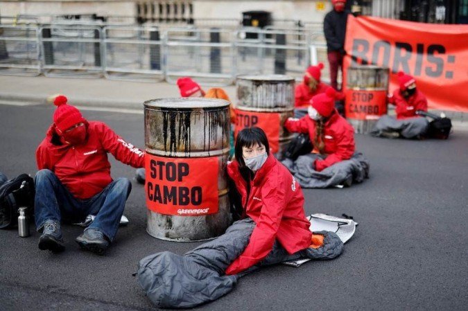 /A polícia de Londres deteve um protesto do Greenpeace em frente à sede do governo britânico, sete ativistas que bloquearam o trânsito. Foto: Tolga Akmen / AFP /A polícia de Londres deteve um protesto do Greenpeace em frente à sede do governo britânico, sete ativistas que bloquearam o trânsito. Foto: Tolga Akmen / AFP