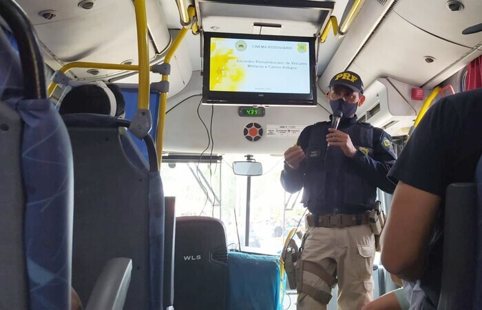 /Cinema Rodoviário é uma das ferramentas utilizadas pelo Getran para conscientizar motoristas e passageiros nas rodovias. Foto: PRF/Divulgação /Cinema Rodoviário é uma das ferramentas utilizadas pelo Getran para conscientizar motoristas e passageiros nas rodovias. Foto: PRF/Divulgação