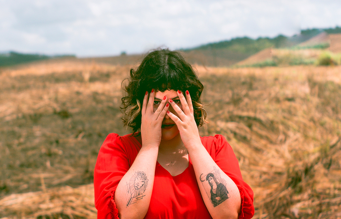 Em novo single, artista evoca, não somente a figura de mulheres históricas, como a sua própria ancestralidade/Foto: Will Souza/Divulgação Em novo single, artista evoca, não somente a figura de mulheres históricas, como a sua própria ancestralidade/Foto: Will Souza/Divulgação