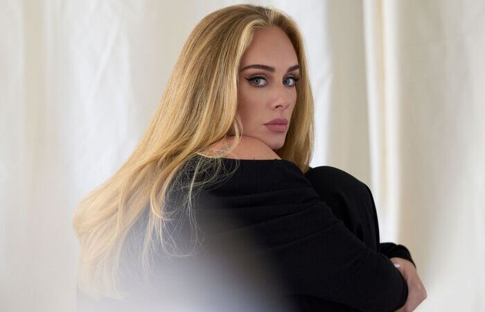 A m&uacute;sica precede o lan&ccedil;amento do &aacute;lbum '30', que busca abordar maturidade e mudan&ccedil;as recentes na vida da cantora/Foto: Simon Emmett/Divulga&ccedil;&atilde;o