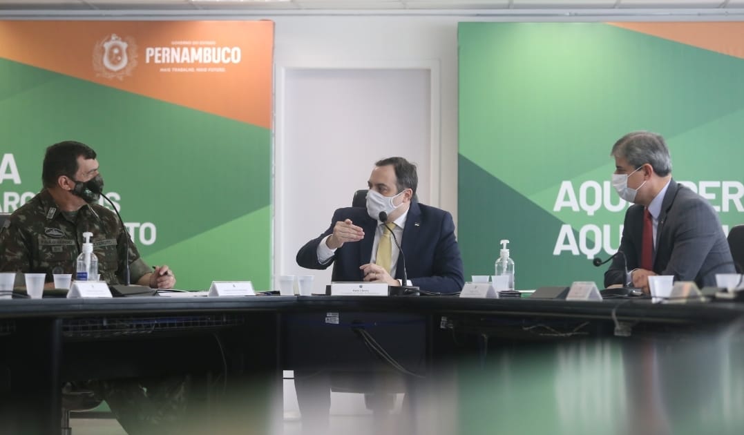 /Na foto, o general Paulo Sérgio Nogueira, comandante do Exército,  o governador Paulo Câmara e o secretário de Planejamento, Alexandre Rebelo. Foto: Divulgação
