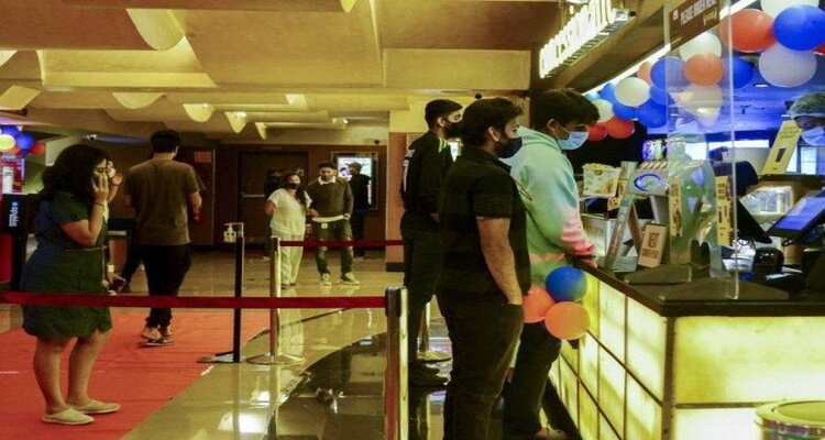 O cinema tem um lugar especial na cultura indiana, com estrelas que atingem um status quase divino e fãs que assistem o mesmo filme diversas vezes/Foto: SUJIT JAISWAL / AFP