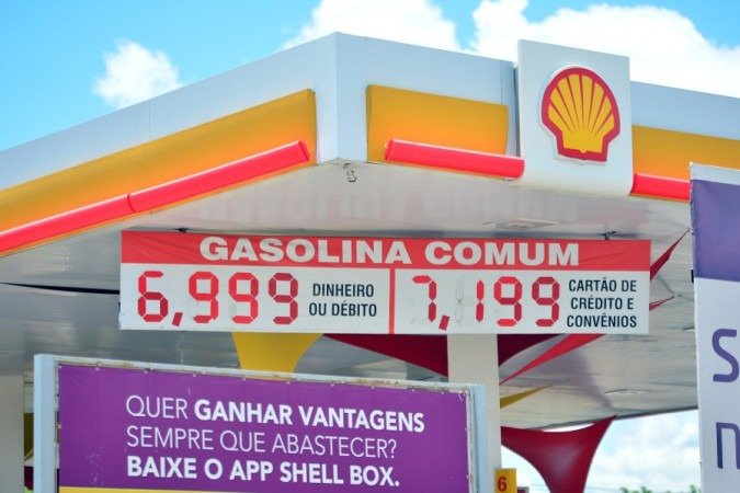 Posto Shell, no Setor de Indústria e Abastecimento, no sentido Taguatinga cobrava R$ 7,199, nesta terça-feira (26/10), pelo litro da gasolina em pagamento crédito/Foto: Ed Alves/CB