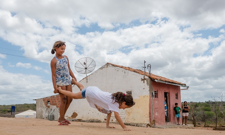 %u2018"Onde mora a esperan&ccedil;a?" promove uma viagem por lares de 12 pa&iacute;ses, retratando as culturas e afetos/Ma&iacute;ra Erlich/Divulga&ccedil;&atilde;o