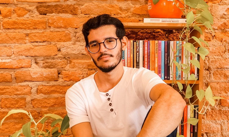 Músico e cantor do Agreste pernambucano explora sua ligação com a poesia nas faixas do trabalho autoral/Divulgação Músico e cantor do Agreste pernambucano explora sua ligação com a poesia nas faixas do trabalho autoral/Divulgação