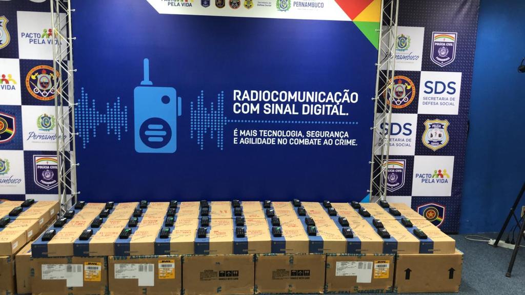Radiocomunicação com sinal digital vai ser implantada no Agreste, Zona da Mata e Sertão. Os 669 novos rádios permitirão atuação mais ágil e efetiva da segurança pública. Lançamento será feito na próxima quarta-feira (03/11), 7h30, no auditório da SDS, pelo governador Paulo Câmara/SDS/Divulgação Radiocomunicação com sinal digital vai ser implantada no Agreste, Zona da Mata e Sertão. Os 669 novos rádios permitirão atuação mais ágil e efetiva da segurança pública. Lançamento será feito na próxima quarta-feira (03/11), 7h30, no auditório da SDS, pelo governador Paulo Câmara/SDS/Divulgação