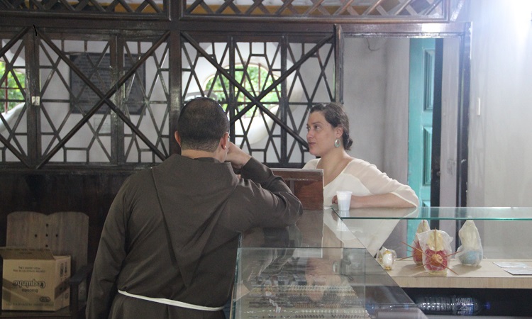 Deby Brennand e Frei Jociel durante as filmagens