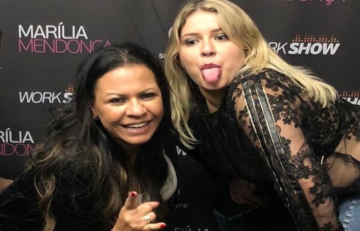 A cantora fez uma postagem no Instagram com fotos ao lado da mãe; veja/Reprodução/Instagram A cantora fez uma postagem no Instagram com fotos ao lado da mãe; veja/Reprodução/Instagram