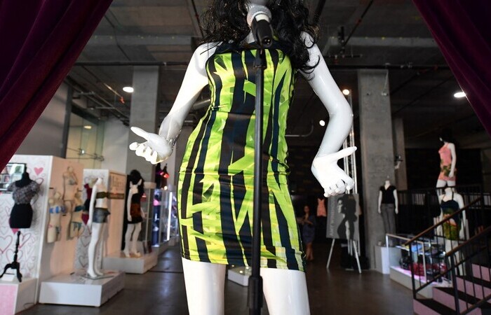 O vestido foi uma das peças do grande leilão de roupas e objetos pessoais da cantora que aconteceu neste fim de semana na Califórnia/Foto: Frederic J. Brown/AFP