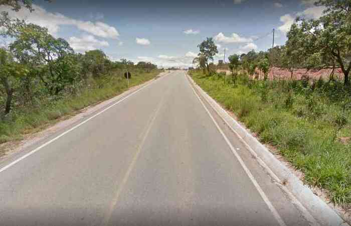 Casal trafegava pela MG-010, na Grande BH, quando o animal apareceu no meio da pista e causou o acidente; mulher está grávida de 4 meses/Reprodução/Google Street View Casal trafegava pela MG-010, na Grande BH, quando o animal apareceu no meio da pista e causou o acidente; mulher está grávida de 4 meses/Reprodução/Google Street View