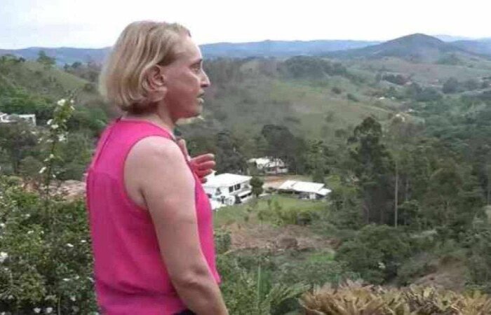 Rossana Bortot contou que o avião bimotor passou em cima de sua casa, voando baixo, com velocidade reduzida e com um barulho estranho: 'Parecia lata batendo'/Reprodução/ Super Canal Caratinga Rossana Bortot contou que o avião bimotor passou em cima de sua casa, voando baixo, com velocidade reduzida e com um barulho estranho: 'Parecia lata batendo'/Reprodução/ Super Canal Caratinga