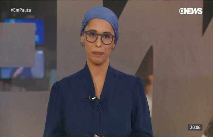 De lenço na cabeça, apresentadora do programa desta segunda-feira, 8, contou aos telespectadores e colegas presentes sobre seu diagnostico./Reprodução/Twitter