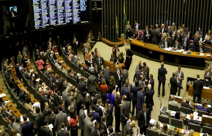 O líder do governo na Câmara dos Deputados, Ricardo Barros (PP-PR), anunciou em rede social que prefeitos virão a Brasília, nesta terça-feira (9/11), para apoiar a votação da PEC/Wilson Dias/Agência Brasil O líder do governo na Câmara dos Deputados, Ricardo Barros (PP-PR), anunciou em rede social que prefeitos virão a Brasília, nesta terça-feira (9/11), para apoiar a votação da PEC/Wilson Dias/Agência Brasil