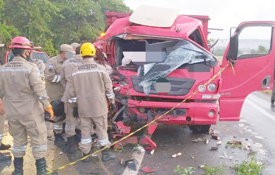 A rodovia ficou fechada no sentido Recife das 2h30 às 4h40 e causou uma fila de 2,5 km de extensão./PRF/Divulgação A rodovia ficou fechada no sentido Recife das 2h30 às 4h40 e causou uma fila de 2,5 km de extensão./PRF/Divulgação