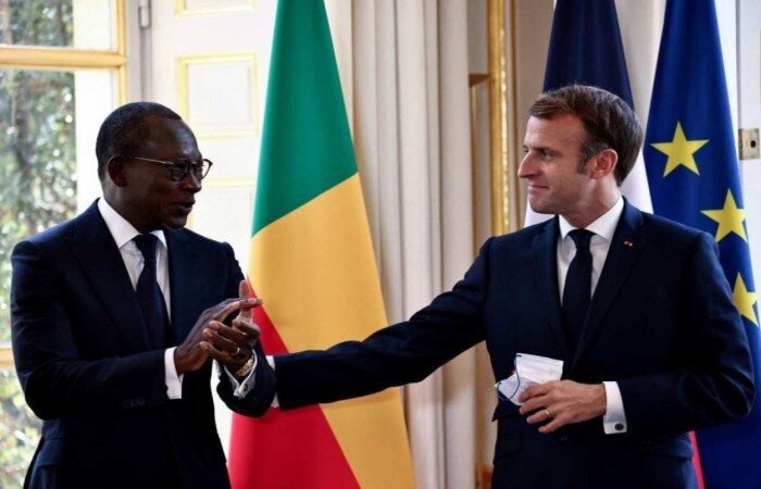Em meio a aplausos, os ministros da Cultura da França, Roselyne Bachelot, e do Benin, Jean-Michel Abimbola, assinaram no Palácio do Eliseu, a sede da Presidência francesa, a escritura de transferência de propriedade desses bens que retornarão à ex-colônia na quarta-feira, após 130 anos de ausência/Foto: SARAH MEYSSONNIER / POOL / AFP