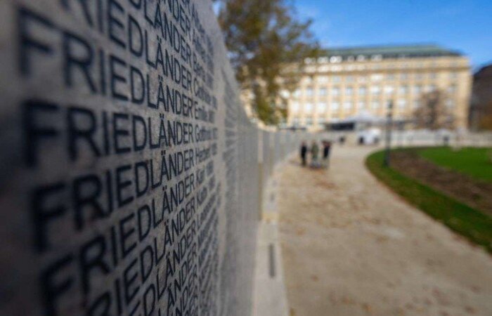 O "Muro dos Nomes" se estende em um parque por uma área de 2.500 metros quadrados/Foto: GEORG HOCHMUTH / APA / AFP