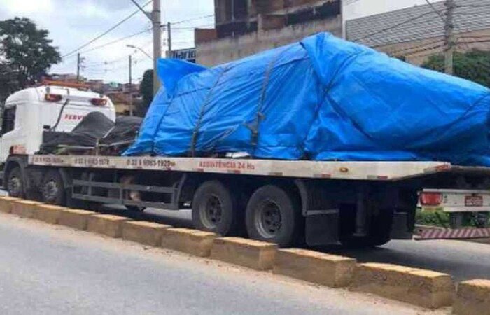 O caminhão levando os destroços do avião em que estava a cantora saiu de Caratinga nesta terça-feira, por volta das 13h/Foto: Reprodução/Redes Sociais