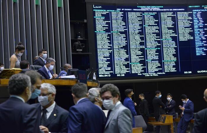 Aprovação foi por 323 votos a 172; no momento, os deputados analisam os destaques, que pedem alterações na proposta./Zeca Ribeiro/Câmara dos Deputados