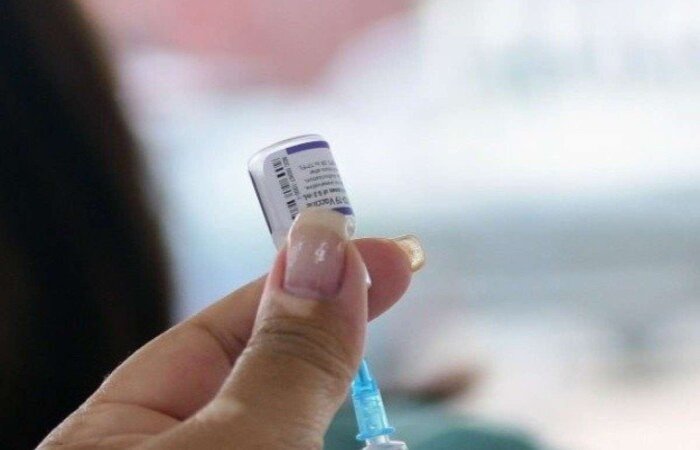 Vários países, incluindo França e Alemanha, desaconselham a injeção desta vacina em pessoas com menos de 30 anos de idade devido a um baixo risco de inflamação cardíaca/Foto: Angela Weiss/AFP