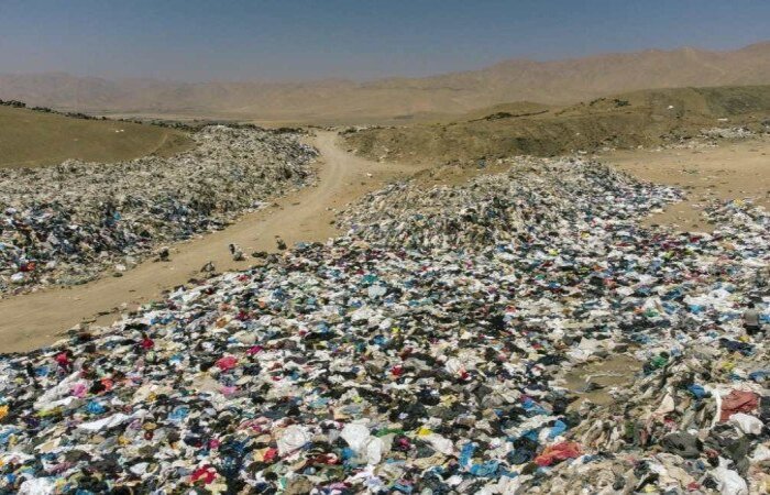 Colinas coloridas que crescem com as cerca de 59 mil toneladas que entram por ano na zona franca do porto de Iquique, a 1.800 quilômetros de Santiago/Foto: AFP