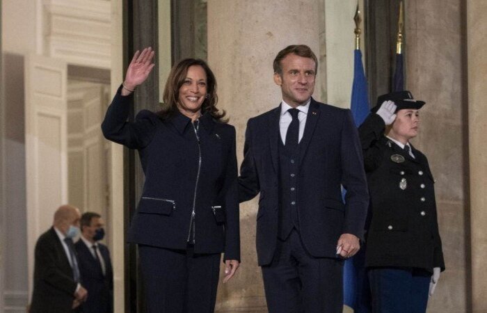 O presidente da França, Emmanuel Macron, e a vice-presidente dos Estados Unidos, Kamala Harris, destacaram que a cooperação entre os seus países é "crucial"/Foto: AFP