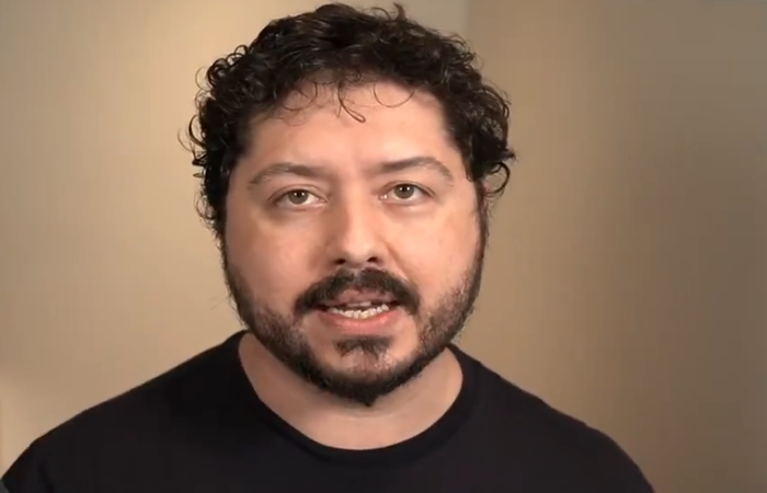 Nas redes sociais, o pesquisador Atila Iamarino denunciou mudanças no nome e na nacionalidade dele. Pouco depois, uma onda de reclamações movimentava a internet/Reprodução/Twitter