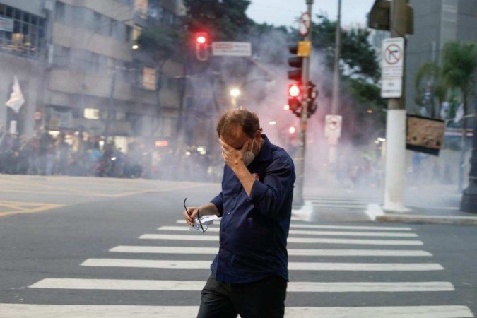 A manifestação, contrária à Reforma da Previdência Municipal, acabou em confusão depois que alguns dos presentes tentaram invadir a Câmara de Vereadores. Eles foram dispersados com bombas de gás lacrimogêneo e tiros de bala de borracha/Celso Giannazi/Twitter/Reprodução A manifestação, contrária à Reforma da Previdência Municipal, acabou em confusão depois que alguns dos presentes tentaram invadir a Câmara de Vereadores. Eles foram dispersados com bombas de gás lacrimogêneo e tiros de bala de borracha/Celso Giannazi/Twitter/Reprodução