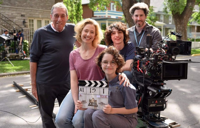 Clima familiar também atrás das câmeras. Elenco junto a Ivan Reitman (esquerda), diretor dos clássicos, e Jason Reitman (direita), seu filho e diretor do filme