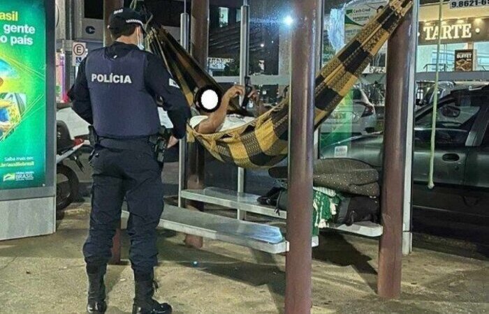 No momento da abordagem, de acordo com a polícia, o homem ficou nervoso, não respondeu aos questionamentos dos PMs nem quis se identificar corretamente, além de não ter informado acerca de antecedentes criminais/Foto: PMDF/Divulgação No momento da abordagem, de acordo com a polícia, o homem ficou nervoso, não respondeu aos questionamentos dos PMs nem quis se identificar corretamente, além de não ter informado acerca de antecedentes criminais/Foto: PMDF/Divulgação