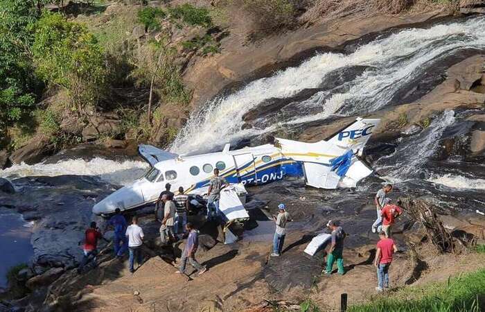 Cachoeira em que avião de Marília Mendonça caiu fica em área particular e de preservação/Foto: Corpo de Bombeiro/Divulgação Cachoeira em que avião de Marília Mendonça caiu fica em área particular e de preservação/Foto: Corpo de Bombeiro/Divulgação