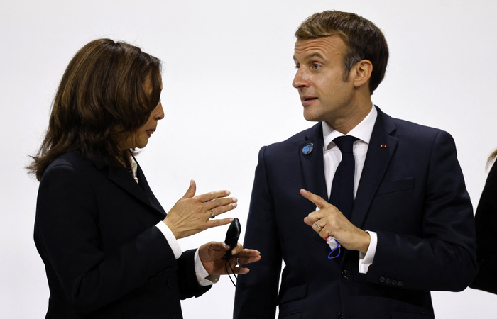 A vice-presidente dos EUA em conversa com o presidente da França, Emannuel Macron, no Fórum da Paz de Paris