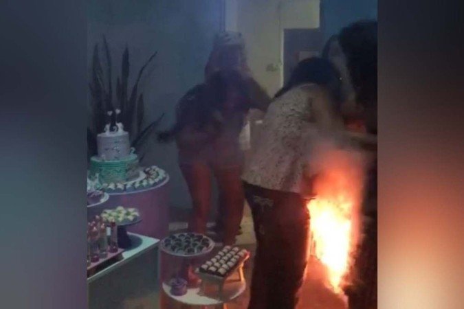A peça de roupa de Ana Cláudia Gomes ficou em chamas logo após a descoberta do sexo de seu primeiro bebê/Foto: Reprodução A peça de roupa de Ana Cláudia Gomes ficou em chamas logo após a descoberta do sexo de seu primeiro bebê/Foto: Reprodução