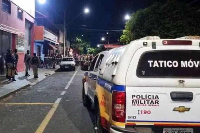 /PM isolou o local do crime, mas houve aglomeração de pessoas durante os trabalhos da perícia técnica. Foto: Reprodução/WhatsApp